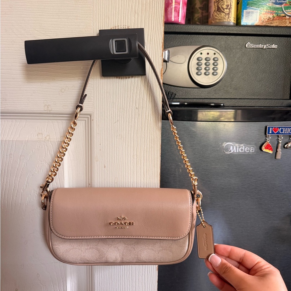 Coach Hailey Flap Bag / Shoulder Bag And Signature Canvas Gold Hardware